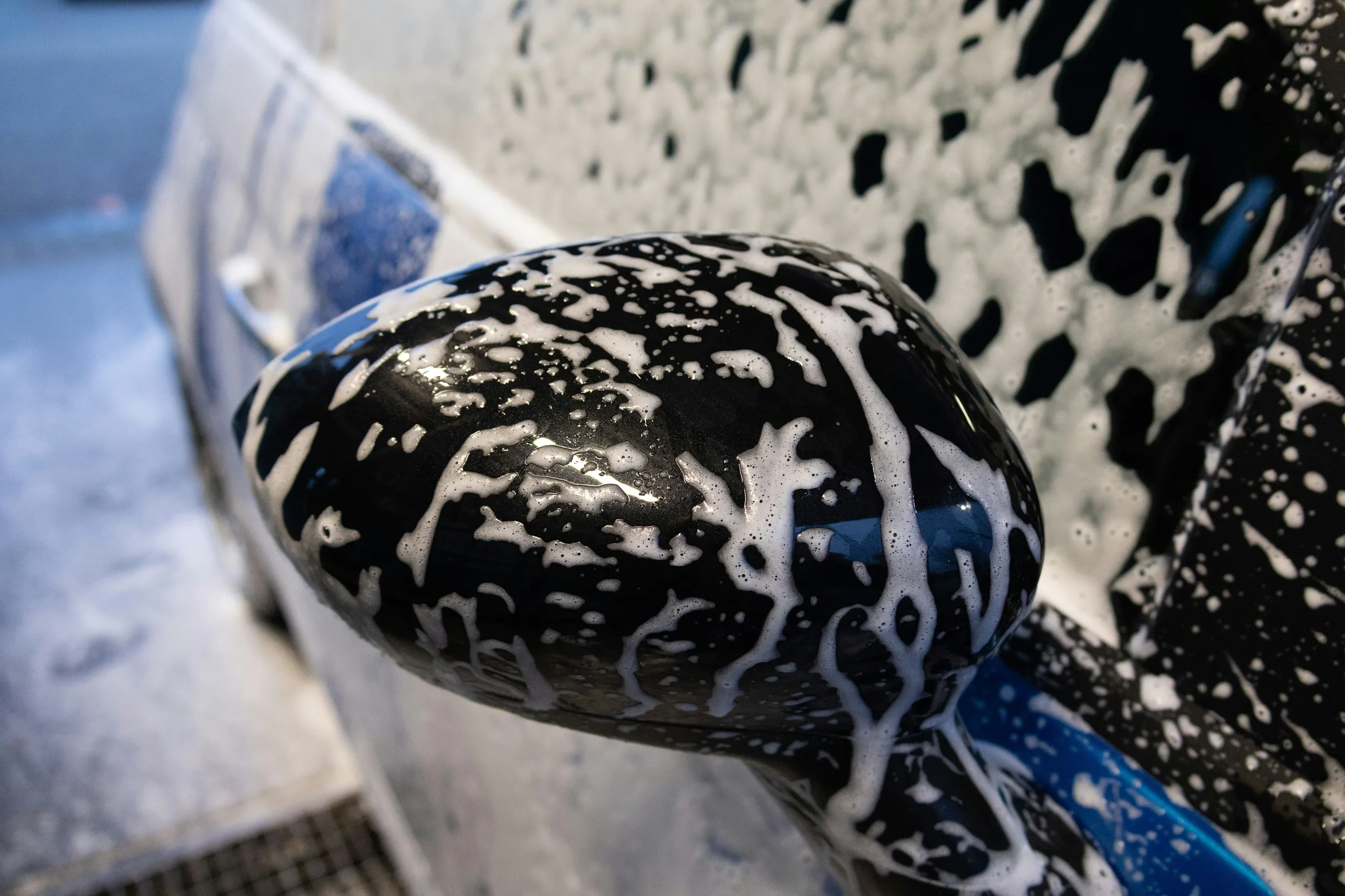 Detal felgi Volvo w studiu detailingowym