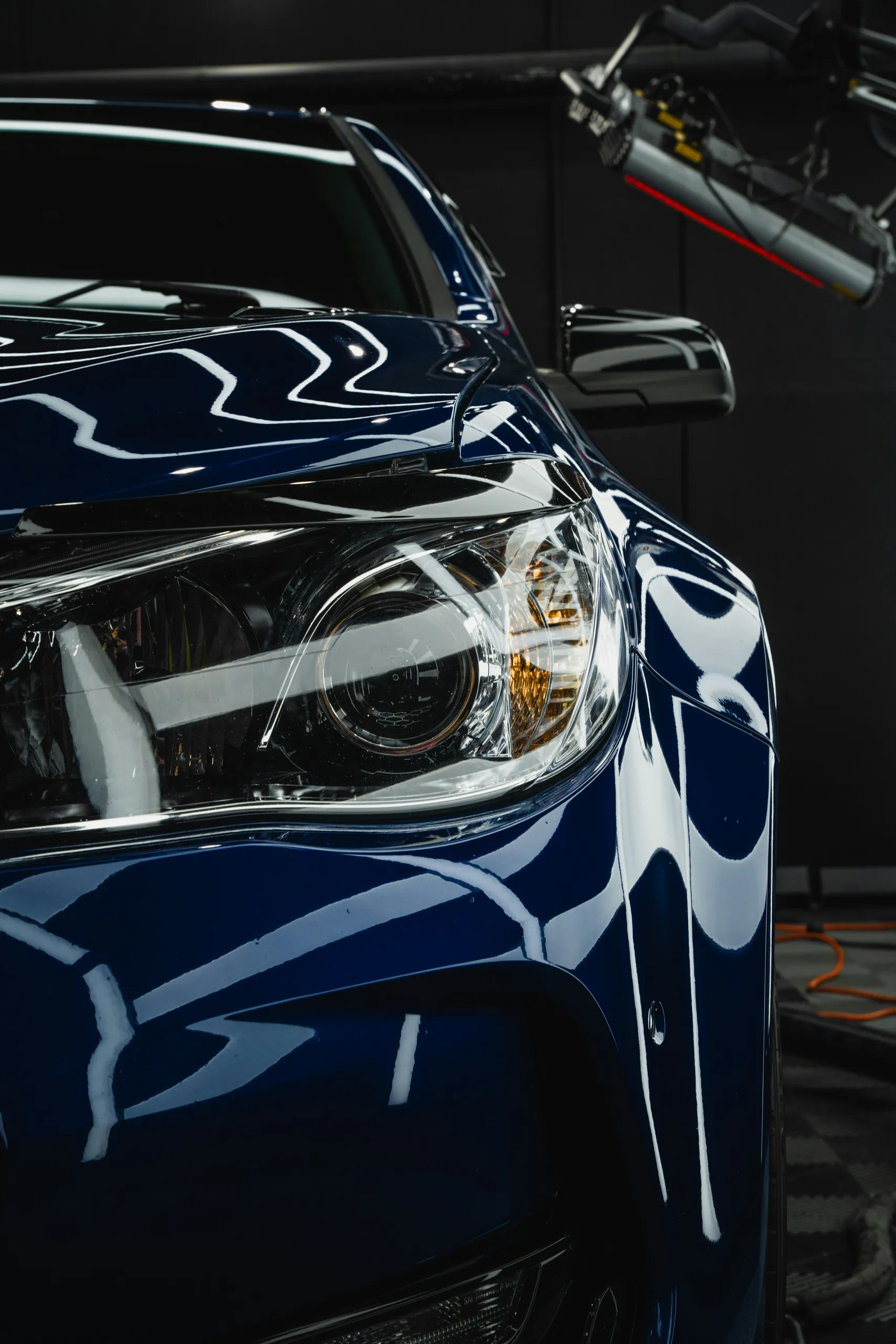 Szare Audi w studiu detailingowym