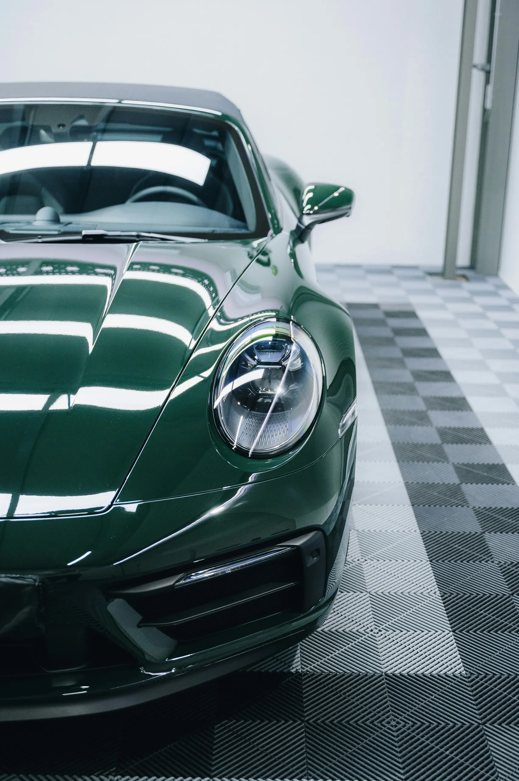 Zielone Porsche 911 w studiu detailingowym